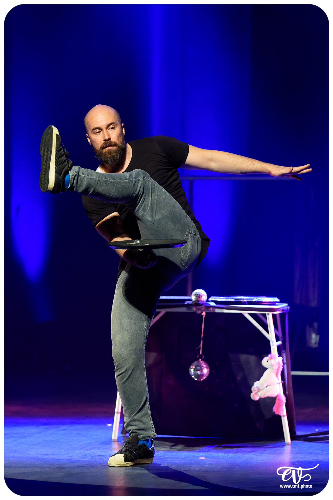 THE SHOW (LES TRIDICULOUS)